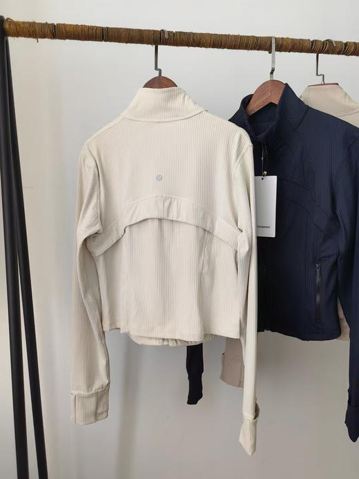 原单正品女士短款夹克*罗纹Nulu™速干芯吸丨lululemon丨LW3HOBS
三个色，尺码6 8 10 商品图7