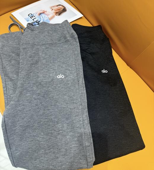 Alo这条裤子没有什么腿型包容不了💯 面料: ​86%聚酯纤维+14%弹性纤维  这裤子的版型巨好，加高腰的阔腿裤，腰头高度完美包裹小肚子盖住肚脐，高度卡在腰围最细的地方，上身只显腰细、腿直、腿长。 商品图11