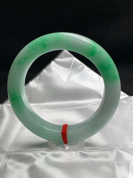 612721，57.8圈口，飘绿正圈平安镯，白底飘阳绿，几乎半截色，底子细腻 商品图0