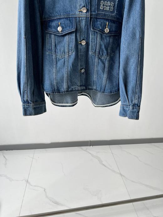 奥蔻牛仔外套⛳⛳,外贸订单货，客供100%纯棉牛仔面料，高温水洗打磨处理，面料柔软舒适，百搭圆领设计，宽松的休闲版型，前短后长设计，更加时尚减龄，胸前字母刺绣更增加亮点，厚度适合春秋 商品图2