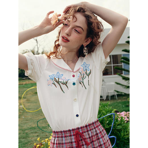 两三事采花朝露2025夏新款小清新流苏印花荷叶边下摆娃娃领衬衫女 商品图1