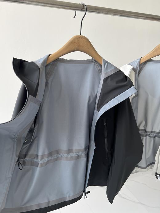 M-XL可接单 意大利轻奢品牌，软壳户外冲锋衣来啦！     高级户外款，这款时髦运动连帽夹克简直不要太GAO级！   今年还没入这个系列的姐妹，就让它开启我们的出游之旅吧！ 商品图4