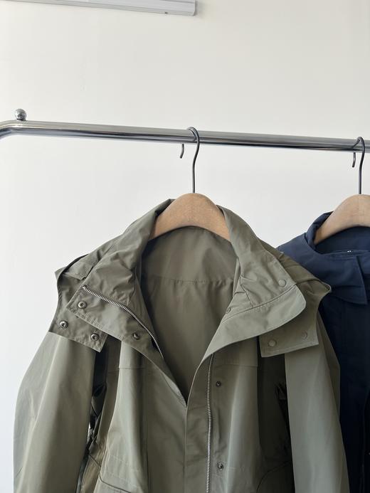 25新款，🍁🍁哈家原单冲锋衣外套，三防面料，超有质感，面料具有防水，防风，高透性能，日常通勤或者户外运动都是不错的选择，超级百搭的一款，高个子和小个子都很友好，收腰设计，既可以做工装风 商品图6