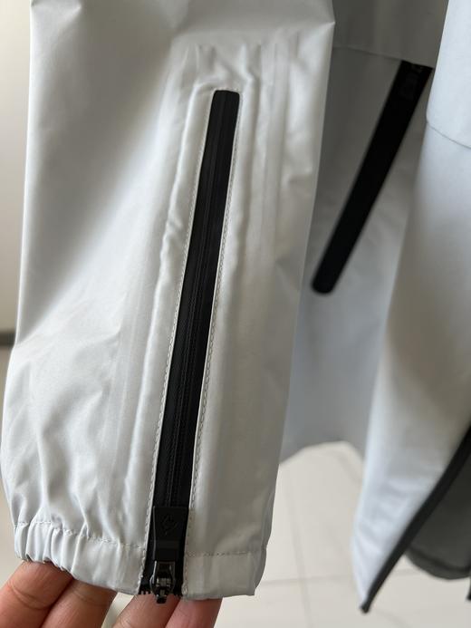 意大利轻奢品牌，软壳户外冲锋衣来啦！  高级户外款，这款时髦运动连帽夹克简直不要太GAO级！  今年还没入这个系列的姐妹，就让它开启我们的出游之旅吧！ 两个颜色，强烈推荐白色这款 商品图3