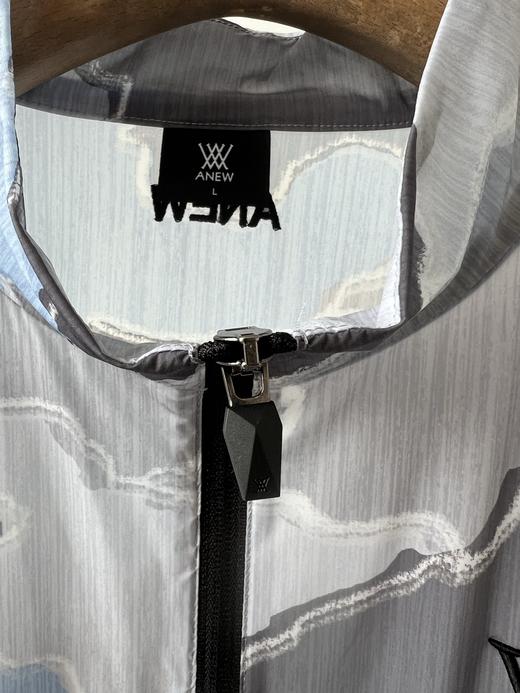 25年夏款，AW家原单男款防晒，纯纯的原单货，专柜同步，韩国🇰🇷客供面料，凉感，舒服透气有弹力，很特别的印花LOGO，颜色很高级，简单帅气的一款，胸前重工刺绣🪡，数量不多！ 商品图4