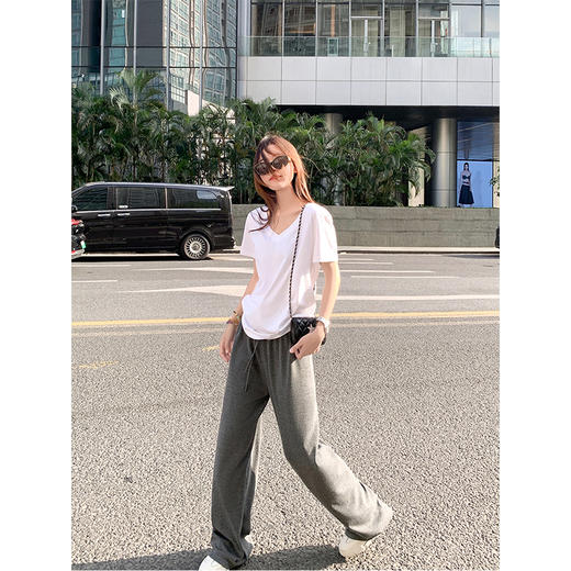 <曾小咸推荐>韩系宽松V领白色T恤灰色休闲裤套装 商品图3