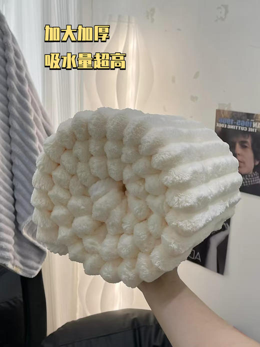 【椰椰奶条珊瑚绒浴巾三件套】越洗越软！珊瑚绒材质 母婴可用 无荧光不会掉色 70*140加大加厚 澎湃吸水 透气亲肤  高密度绒毛 不易掉毛  （三件套：浴巾+毛巾+干发帽） 商品图3