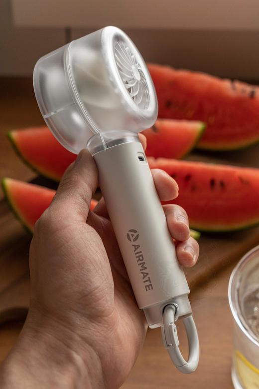 【Airmate艾美特手持小风扇】可夹伞、可桌面、可手持高速风扇❗️可以带上高铁飞机，无限制❗️✅5档调风，转速高达9300转✅2000mah电池，续航最长可用7小时  ✅轻量化设计，最轻150g 商品图3