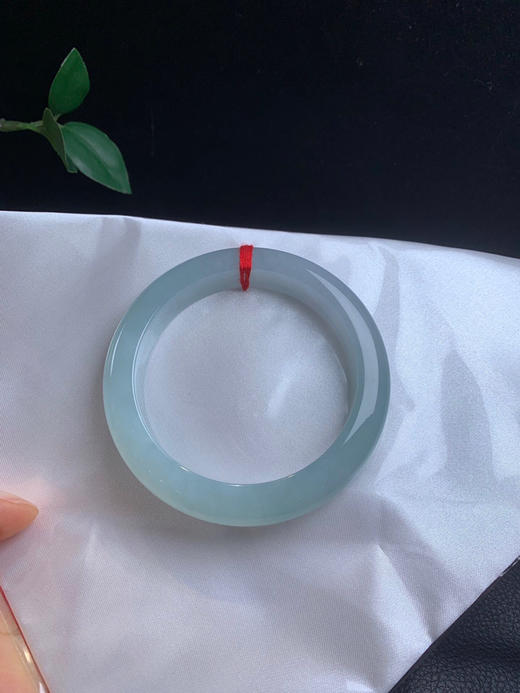 612726，56.7冰晴底手镯、整体冰冰润润的，清新细腻，很秀气 商品图4