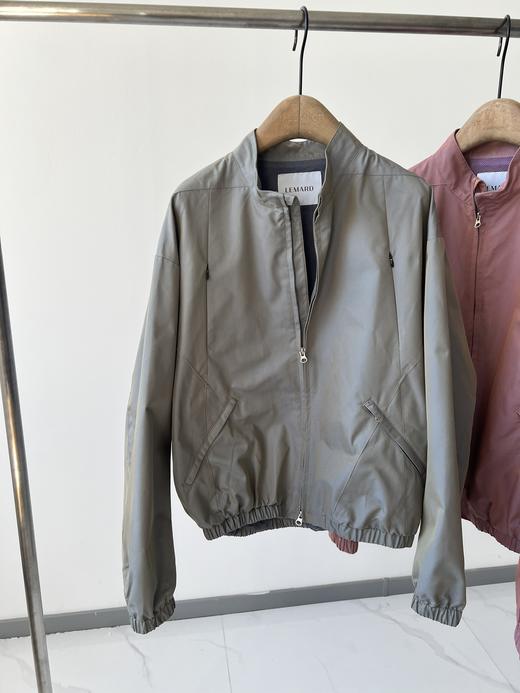 新款街头潮范，纯原单男款夹克，这两年流行的街头风，帅气有型，稍微有点宽松，不夸张，但是包容性很强，面料自带关泽感，很高级，胸前多兜装饰，实用性也很强,很适合秋季出行！ 商品图1