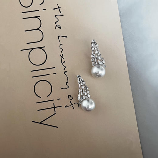 CLASSIC系列 18K镶钻石和南洋珍珠 耳坠 商品图2