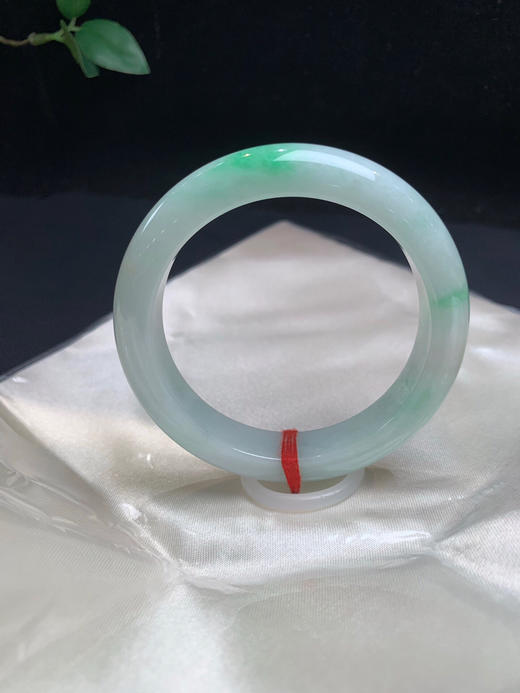 612723，56.2飘阳绿手镯，底妆很细腻，带浅绿底色，几处飘阳绿色 商品图0