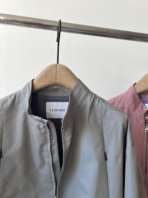 新款街头潮范，纯原单男款夹克，这两年流行的街头风，帅气有型，稍微有点宽松，不夸张，但是包容性很强，面料自带关泽感，很高级，胸前多兜装饰，实用性也很强,很适合秋季出行！ 商品图4