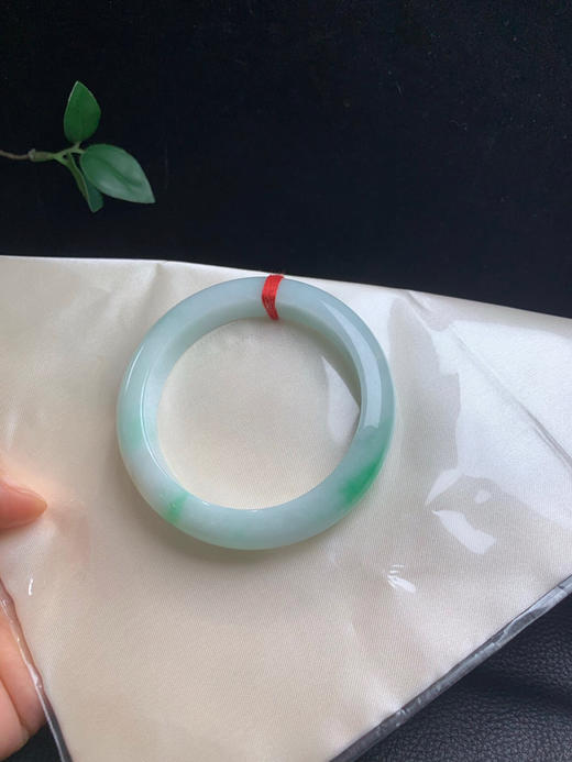 612723，56.2飘阳绿手镯，底妆很细腻，带浅绿底色，几处飘阳绿色 商品图4