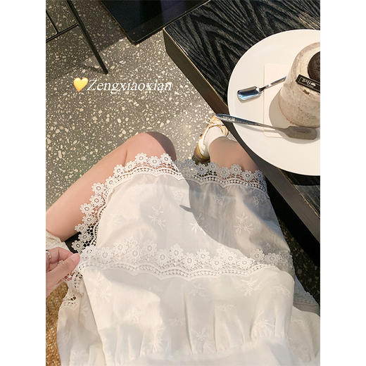 <曾小咸推荐>甜美白色挂脖下摆蕾丝边连衣裙 商品图1