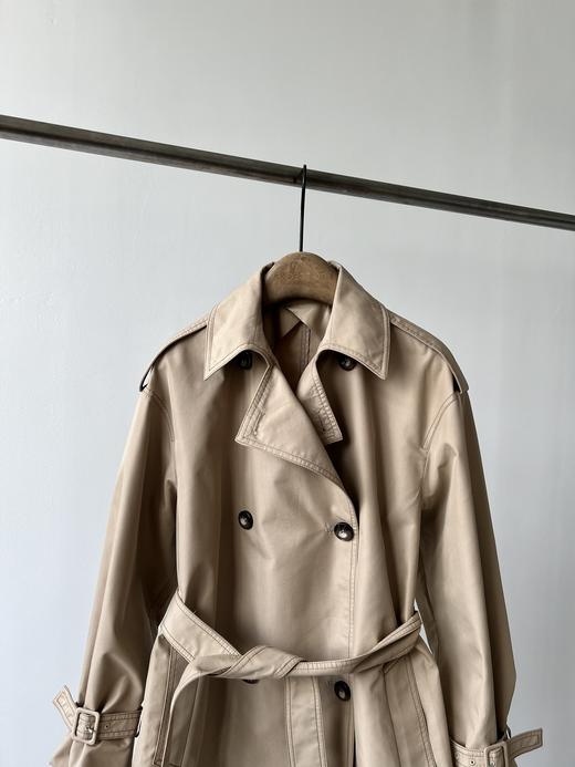 新款经典英伦风双排扣风衣，中长款式，客供面料，甄选最合适制作风衣的面料 ，色泽鲜明 手感细腻，亲肤性好 耐用度高 ，兼顾透气性的同时又很好的把控了密度性 商品图1