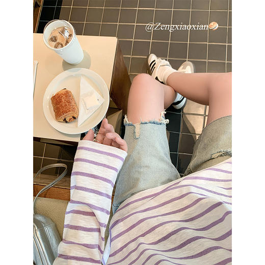 <曾小咸推荐>慵懒风休闲紫色条纹长袖圆领T恤 商品图1