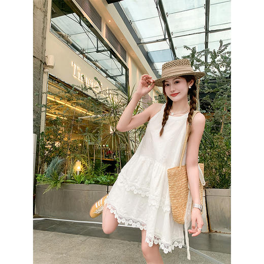 <曾小咸推荐>甜美白色挂脖下摆蕾丝边连衣裙 商品图0
