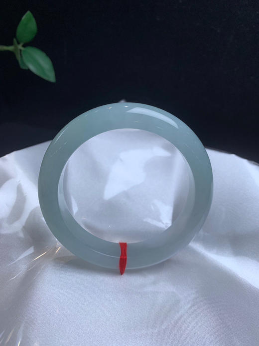 612726，56.7冰晴底手镯、整体冰冰润润的，清新细腻，很秀气 商品图2