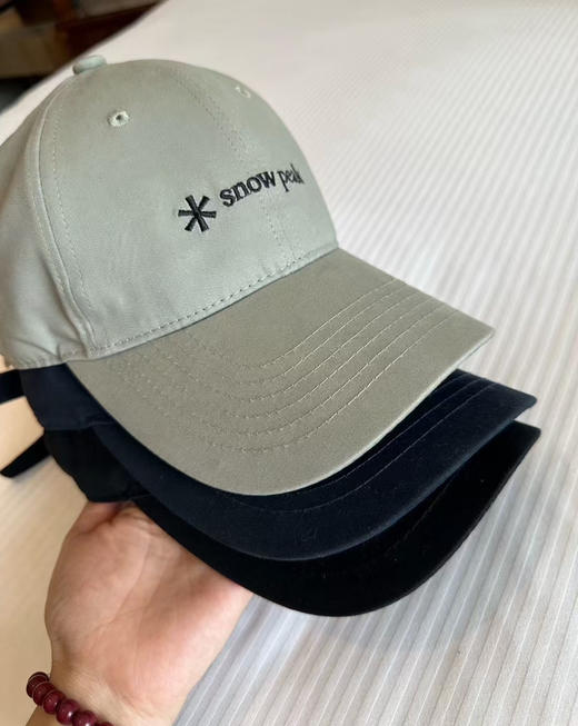 原单正品雪峰春夏款 情侣鸭舌帽，三个色。男女同款，头围可调节。代工厂正单来的，大家看实拍，所见即所得，品质非常高，我带了一下午，这个帽子太喜欢了 商品图3