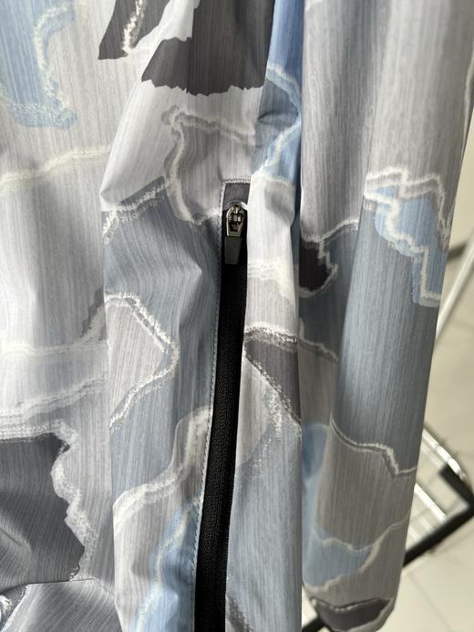 25年夏款，AW家原单男款防晒，纯纯的原单货，专柜同步，韩国🇰🇷客供面料，凉感，舒服透气有弹力，很特别的印花LOGO，颜色很高级，简单帅气的一款，胸前重工刺绣🪡，数量不多！ 商品图6