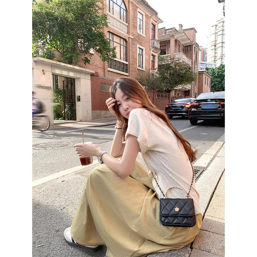 <曾小咸推荐>卡其色半身裙杏色下摆开叉短袖T恤 商品图2