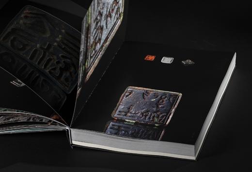 《极目楚天：新见战国楚系古玺印封泥精粹》，西泠印社 编，许雄志 主编 施谢捷 学术顾问，西泠印社出版社2024年4月一版一印。定价498，售价398，编号签名钤印本498 商品图3