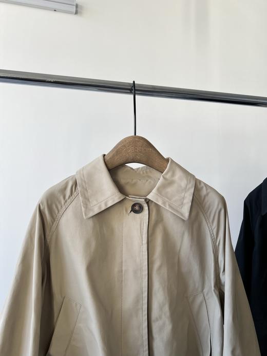 25春款，原单风衣，超级精致的小短款，设计感满满，棉质风衣，面料有质感，挺括有型，内里干净的包边设计，超级上档次，下摆可以抽绳，针织防风袖口，减龄实用，数量不多！ 商品图1