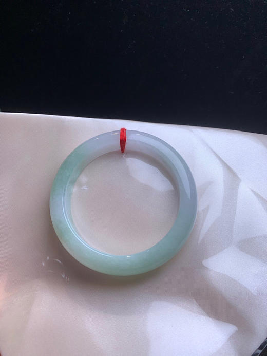 612728，54 淡果绿正圈手镯、底妆细 一大半带浅绿底色 清新干净 商品图4