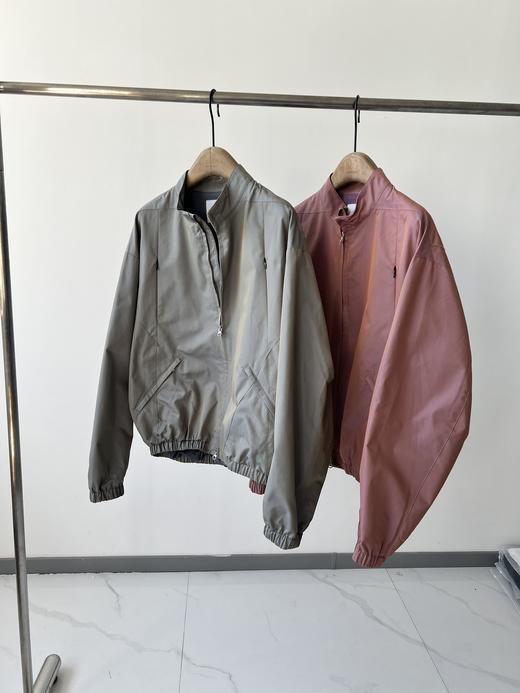 新款街头潮范，纯原单男款夹克，这两年流行的街头风，帅气有型，稍微有点宽松，不夸张，但是包容性很强，面料自带关泽感，很高级，胸前多兜装饰，实用性也很强,很适合秋季出行！ 商品图0