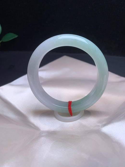 612728，54 淡果绿正圈手镯、底妆细 一大半带浅绿底色 清新干净 商品图1