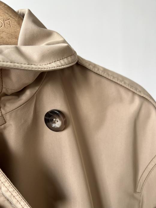 新款经典英伦风双排扣风衣，中长款式，客供面料，甄选最合适制作风衣的面料 ，色泽鲜明 手感细腻，亲肤性好 耐用度高 ，兼顾透气性的同时又很好的把控了密度性 商品图4