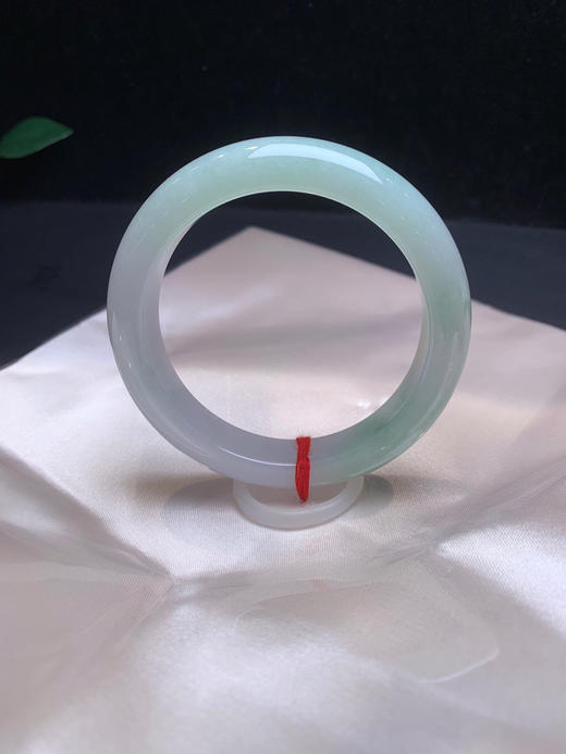 612728，54 淡果绿正圈手镯、底妆细 一大半带浅绿底色 清新干净 商品图2