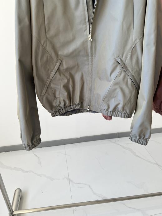 新款街头潮范，纯原单男款夹克，这两年流行的街头风，帅气有型，稍微有点宽松，不夸张，但是包容性很强，面料自带关泽感，很高级，胸前多兜装饰，实用性也很强,很适合秋季出行！ 商品图3