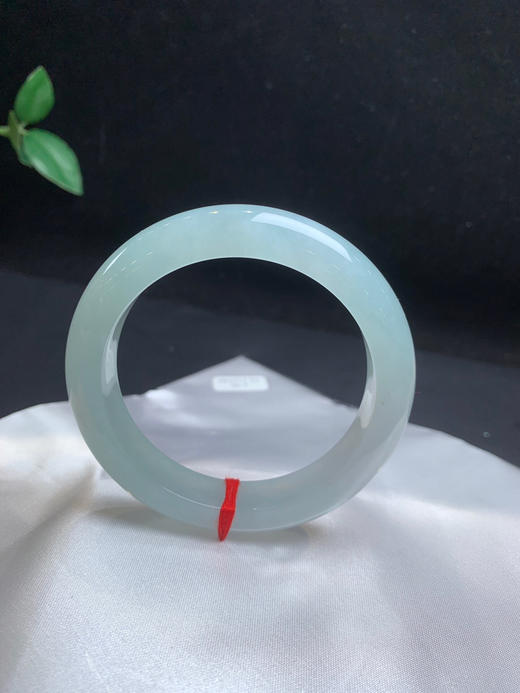 612726，56.7冰晴底手镯、整体冰冰润润的，清新细腻，很秀气 商品图3