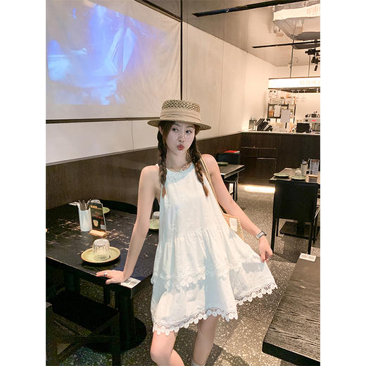 <曾小咸推荐>甜美白色挂脖下摆蕾丝边连衣裙 商品图3