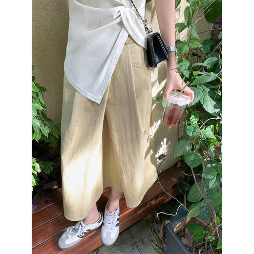 <曾小咸推荐>卡其色半身裙杏色下摆开叉短袖T恤 商品图4