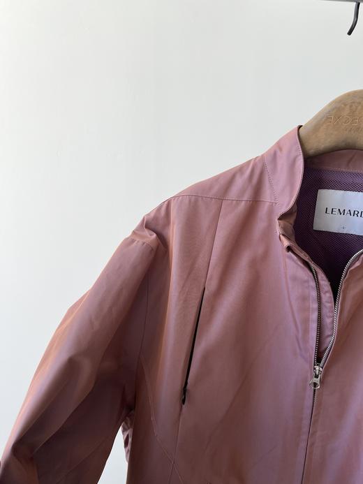 新款街头潮范，纯原单男款夹克，这两年流行的街头风，帅气有型，稍微有点宽松，不夸张，但是包容性很强，面料自带关泽感，很高级，胸前多兜装饰，实用性也很强,很适合秋季出行！ 商品图3