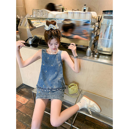 <曾小咸推荐>现货秒杀！最后一波 ！法式蝴蝶结刺绣牛仔背心半身裙两件套 日常319.99 立减180 秒杀139.99！ 商品图4