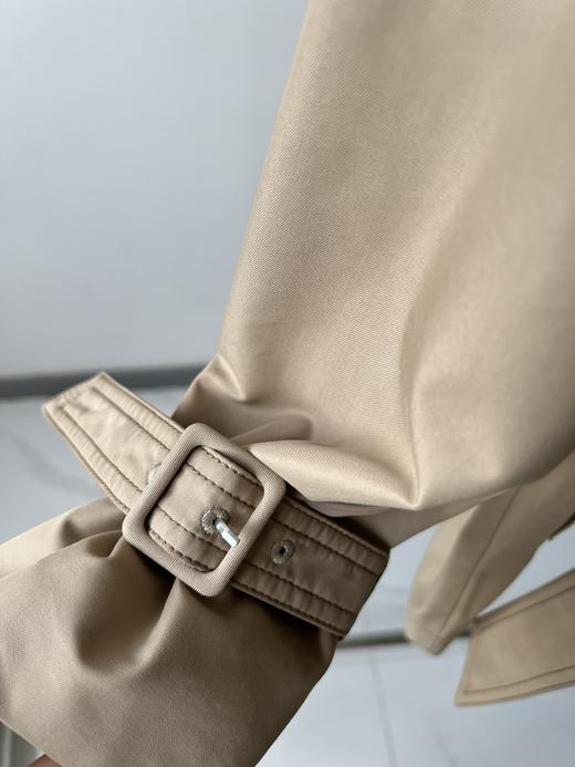 新款经典英伦风双排扣风衣，中长款式，客供面料，甄选最合适制作风衣的面料 ，色泽鲜明 手感细腻，亲肤性好 耐用度高 ，兼顾透气性的同时又很好的把控了密度性 商品图5