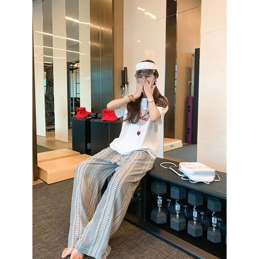 <曾小咸推荐>现货秒杀！卖完不补 ！微信打折价！苹果印花短袖T恤 日常129.99/件 立减70 秒杀59.99/件！！休闲宽松黑白格子高腰休闲裤 日常159.99 立减80 秒杀79.99！ 商品图2