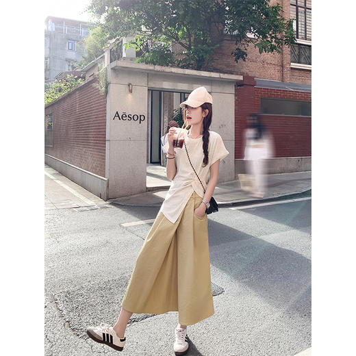 <曾小咸推荐>卡其色半身裙杏色下摆开叉短袖T恤 商品图0