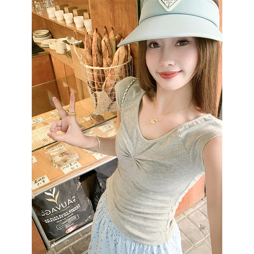 【99元任选2件】新品现货秒杀！卖完下架不再补 ！微信粉丝打折价！！V领修身短袖T恤 商品图3