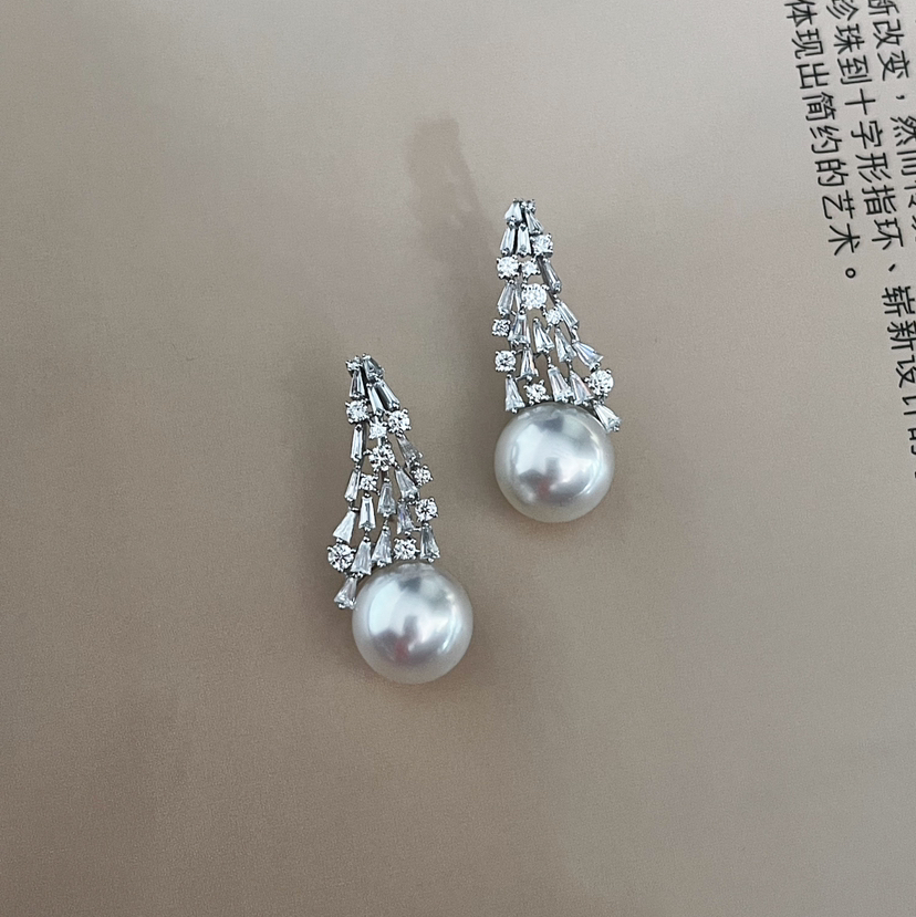 CLASSIC系列 18K镶钻石和南洋珍珠 耳坠