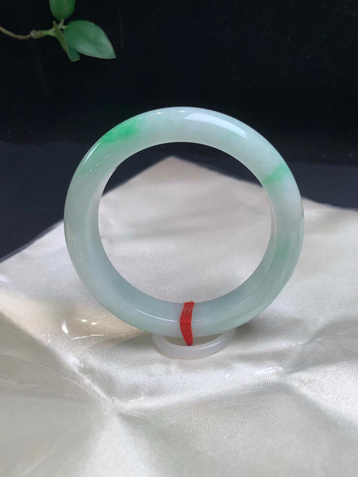 612723，56.2飘阳绿手镯，底妆很细腻，带浅绿底色，几处飘阳绿色 商品图2