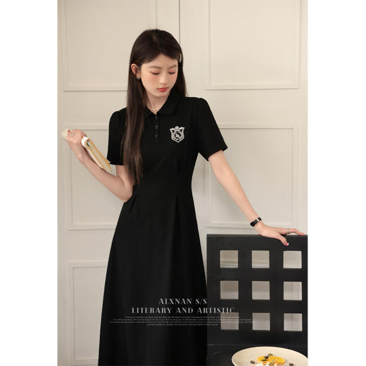 【6折秒杀】鹿向南《校园书签》学院风POLO领黑色连衣裙2025夏收腰显瘦A字裙LXN29826 商品图0