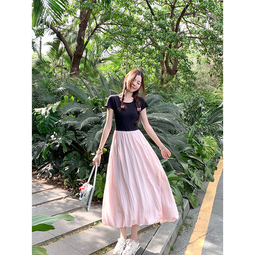 <曾小咸推荐>设计感法式黑拼粉高腰连衣裙 商品图1