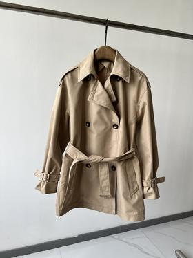 新款经典英伦风双排扣风衣，中长款式，客供面料，甄选最合适制作风衣的面料 ，色泽鲜明 手感细腻，亲肤性好 耐用度高 ，兼顾透气性的同时又很好的把控了密度性