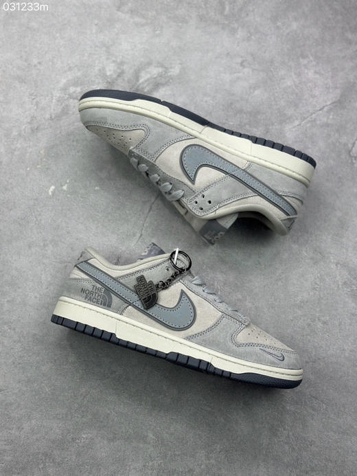 夏季特惠💰330 Nike SB Dunk Low “北面联名—猪八白蓝勾” 周年高端定制 低帮休闲板鞋 商品图4