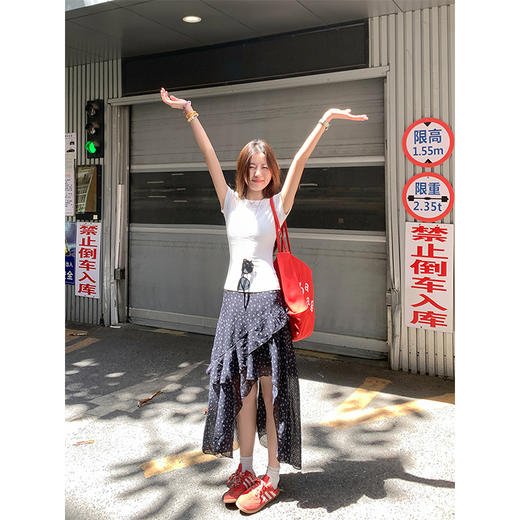 <曾小咸推荐>韩系黑色不规则开叉碎花半身裙 商品图3